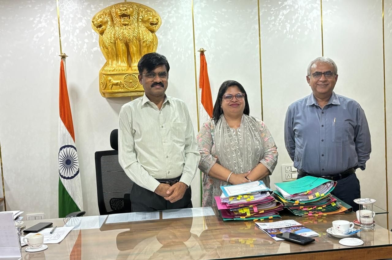 Founder Nitu Joshi meeting District Collector Sanjay Daine, Gadchiroli