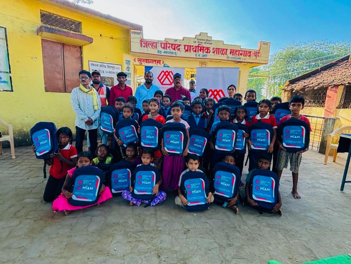 MIAM — Children with school bags at government school